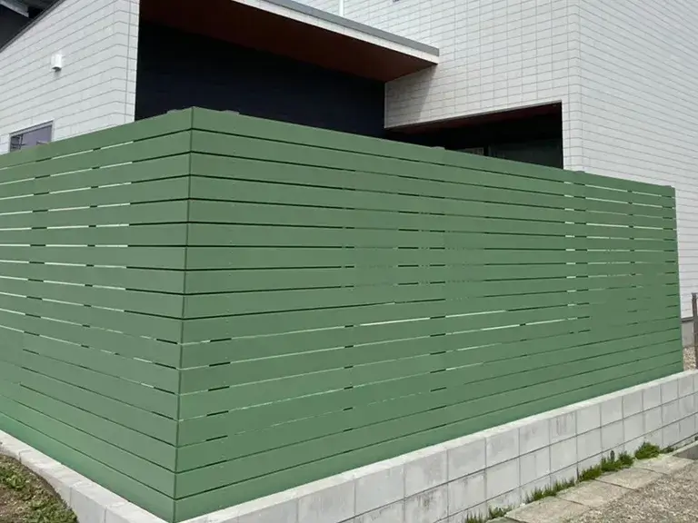 色が合っていない目隠しフェンス