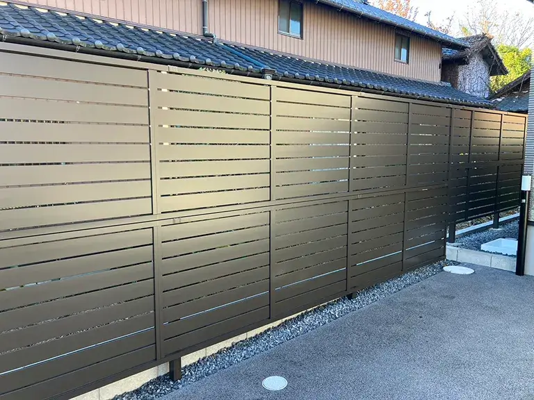 倒壊の危険性がある高さのある目隠しフェンス