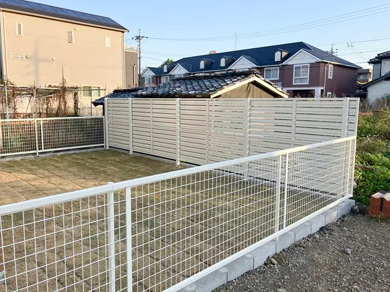 隣地境界目隠しフェンス施工例