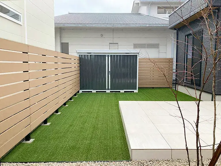 庭まわり背の高い目隠しフェンス例