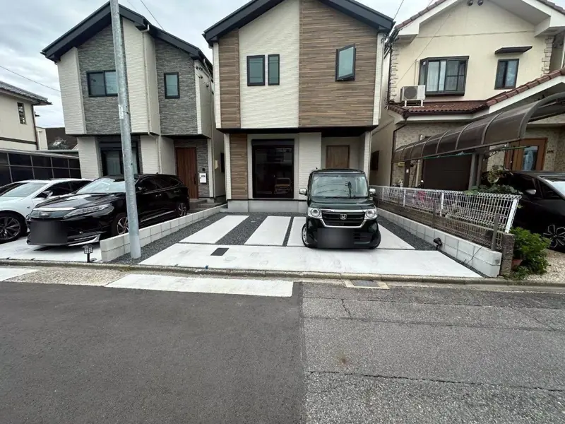 砕石の目地を入れた土間コンクリートの駐車場