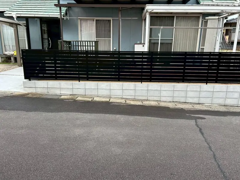 黒い横板フェンスと門柱