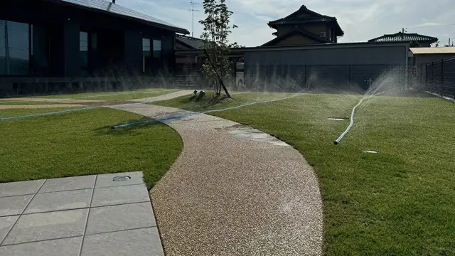芝生と曲がる小道