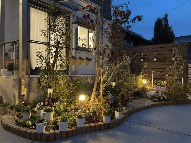夕方の花壇とあかり