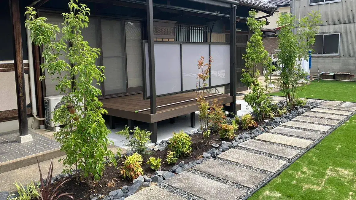 飛び石と植栽のお庭